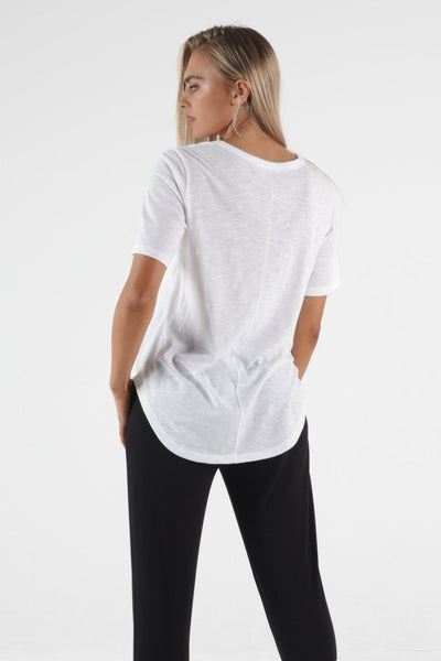 Betty Basics Ariana Tee in White - Je Ne Sais Quoi - Hey Sara