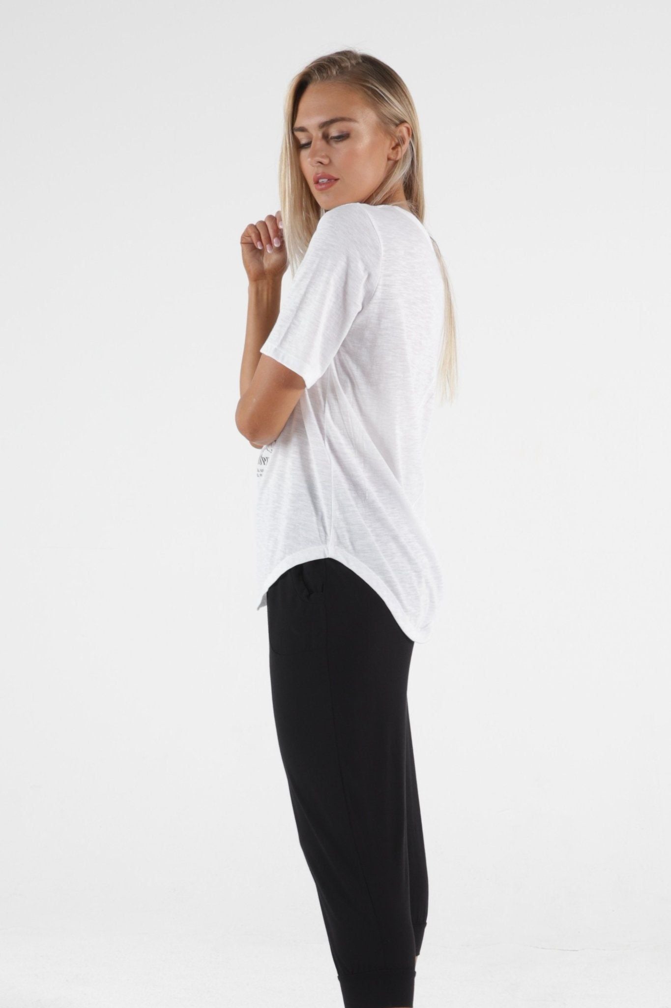Betty Basics Ariana Tee in White - Je Ne Sais Quoi - Hey Sara