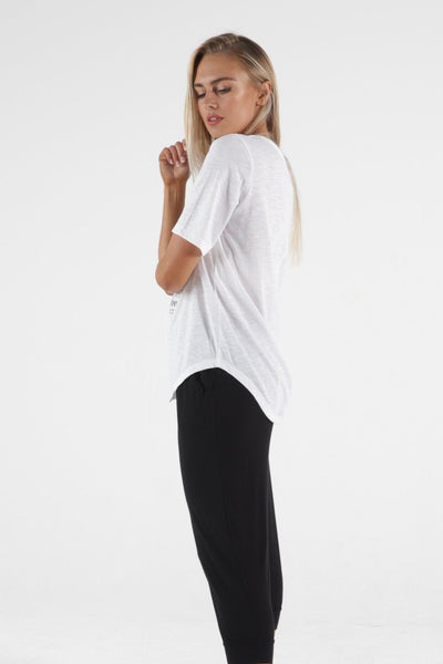 Betty Basics Ariana Tee in White - Je Ne Sais Quoi - Hey Sara
