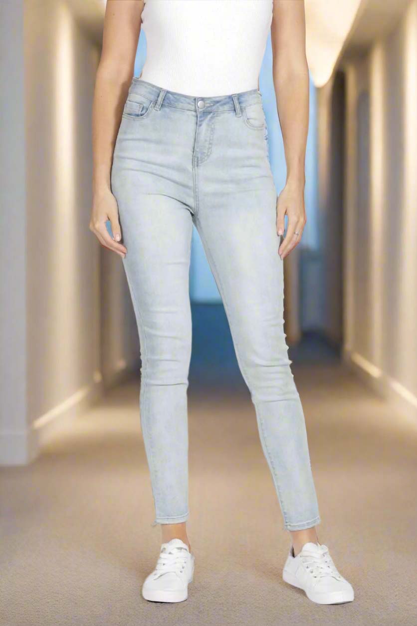 Betty Basics Rizzo Jean in Light Indigo
